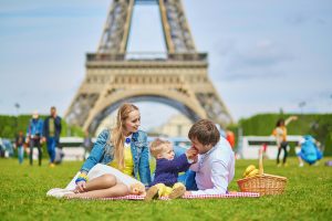 Picniv Familly on the grass in front of the Eiffel tower
