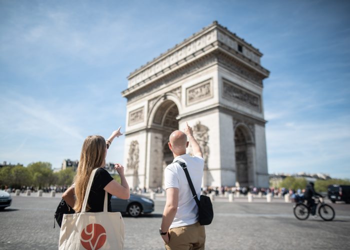 My private paris Guides in front of the Arc de Triomphe