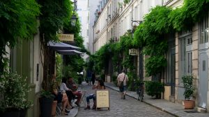 hidden paris courtyard