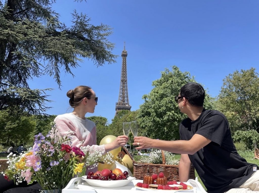 My private Paris Eiffel Tower Pic-Nic romantic