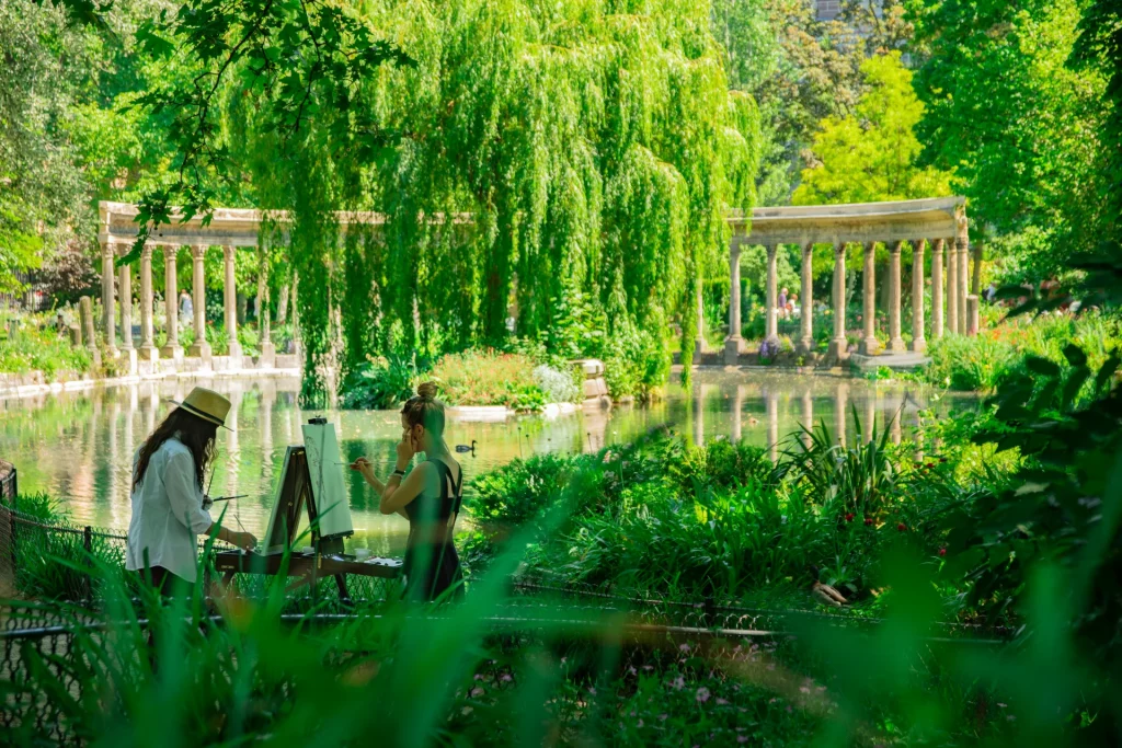 Women painting in the Parc Monceau during the heatwave in Paris.
