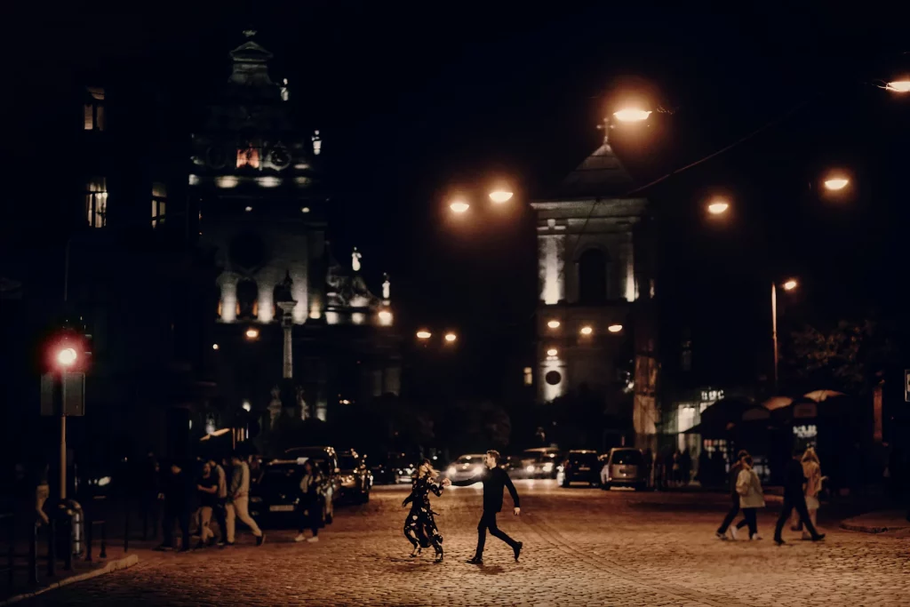 Couple Holding Hands in Paris by Night. In the midle of the street scenic and romantique picture, Nuit Blanche des musée 2026