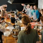 A family enjoying a Pais cooking class together.