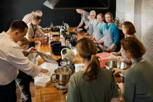 A family enjoying a Pais cooking class together.