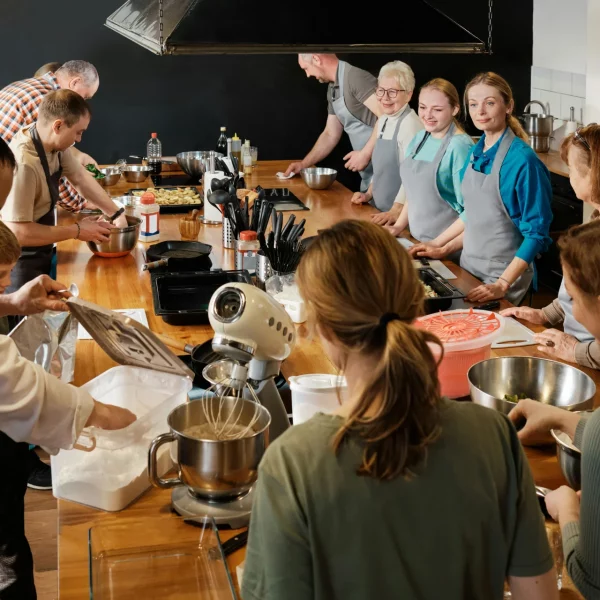 A family enjoying a Pais cooking class together.