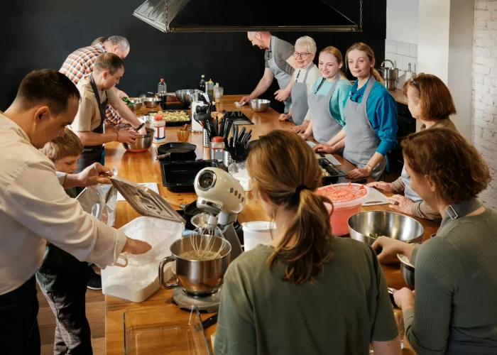 A family enjoying a Pais cooking class together.